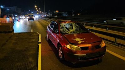 İstanbul'da otoyolda karşıya geçmeye çalışan adam hayatını kaybetti
