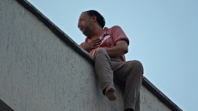 Antalya'da karısına kızıp çatıya çıkan adam itfaiye ekiplerine zor anlar yaşattı