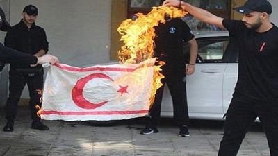 GKRY'de çirkin provokasyon: KKTC bayrağı yakmaya çalıştılar