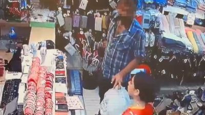 Bursa'da parfüm hırsızı kameraya yakalandı