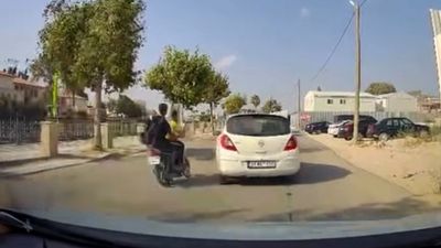 Hatay’da motosikletin otomobille çarpıştığı kazada iki kişi yola savruldu