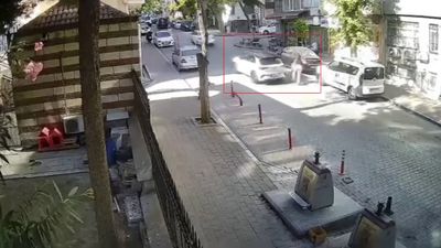 İstanbul'da sürücü bir kadını önce sözlü taciz etti, sonra aracıyla ayağının üzerinden geçti