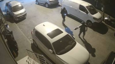 İstanbul'da park halindeki otomobile silahlı saldırı: Güvenlik kamerasına takıldılar