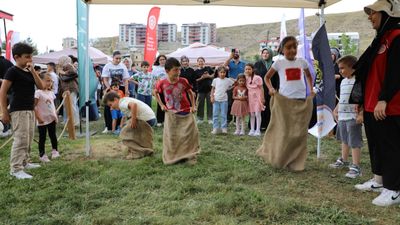 Bayburt'ta çocuklar, geleneksel oyunlarla eğlendi