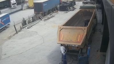 Kocaeli'de şoförün başının damper kapağına sıkıştığı görüntü ortaya çıktı