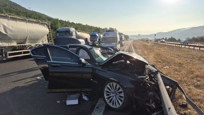 Düzce'de otomobil, kamyona ve bariyere çarptı: 5 yaralı
