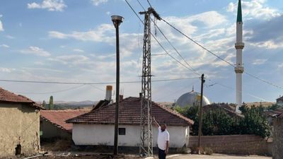 Yozgat'ta bir köyün simgesi olan 20 yıllık leylek yuvası yeniden inşa edildi