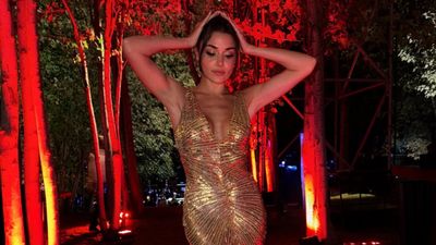 Hande Erçel düğünde! Hakan Sabancı'nın ceketiyle poz verdi