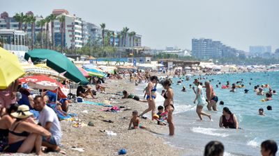 Antalya'da hissedilen sıcaklık 46,6 derece olurken nem oranı yüzde 80'e ulaştı