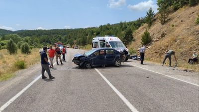 Gümüşhane'de kontrolden çıkan otomobil metrelerce sürüklendi: 4 yaralı