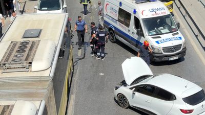 İstanbul'da otomobil İETT otobüsüne çarptı