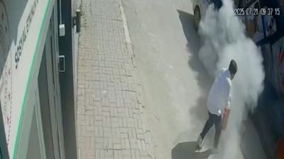 Elazığ'da park halindeki araç yangını kamerada