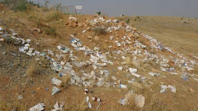 Konya'da yol kenarında çok sayıda kullanılmamış ilaç kutusu bulundu