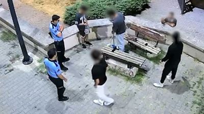 Yalova'da zabıta ekipleri gençlere çekirdek kabuklarını temizletti