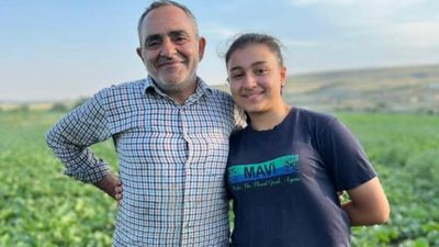 Kars'ta çiftçi bir baba çocuklarının eğitimi için 21 yıldır pancar ekiyor