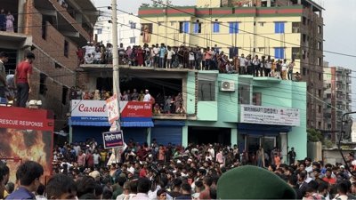 Bangladeş'te eğitim uçağı düştü: 25'i çocuk 27 kişi öldü