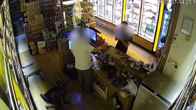 Siirt'te Gazzeli doktorun düşürdüğü kartan yemek yiyip, içki satın aldılar