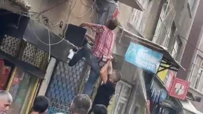 Bursa'da alevlerin arasında kalan kadını vatandaşlar kurtardı