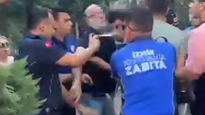 İzmir'de zabıta şiddeti: Seyyar satıcıyı defalarca yumrukladı