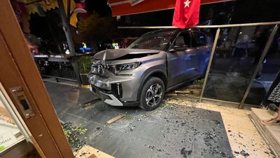 Tekirdağ'da sürücü gazla freni karıştırdı: Aracıyla pastaneye daldı