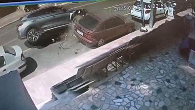 Yalova'da otomobil, park halindeki araçlara çarparak devrildi