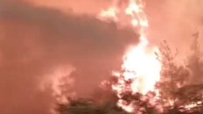 Sakarya'da alevlerin arasında kalan ekibin zor anları görüntülendi