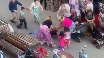 İstanbul'da kadınların kavgası kamerada: Saçından tutup yerde sürüklediler