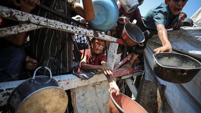 İsrail'in saldırıları altındaki Gazze'de açlıkla mücadele eden Filistinlilere yemek dağıtıldı