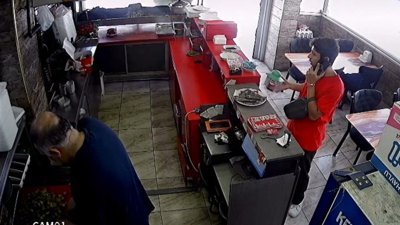 İstanbul'da dükkandaki sadaka kutusunu çalan şüpheli kamerada