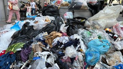 İzmir'de grev olmasa da sokaklar çöp dolu