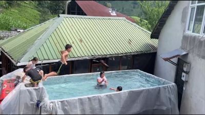 Rize'de kamyon kasası havuza dönüştürüldü: Çocuklar yüzerek keyif yaptı
