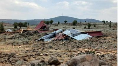 Diyarbakır'da kuvvetli rüzgar okulun çatısını uçurdu