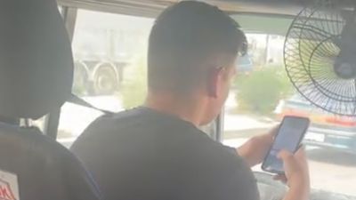 Adana'da telefonla oynayıp sigara içen dolmuş şoförü pes dedirtti