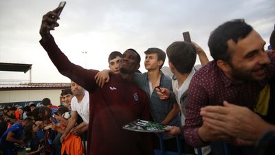 Trabzonsporlular Erzurum’da yağmurda taraftarla buluştu