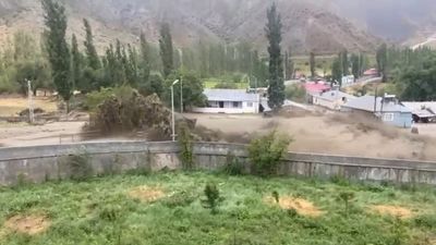 Kars'ta şiddetli yağış: Selin geliş anı kamerada