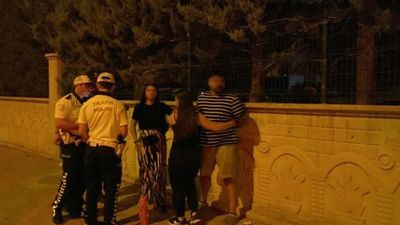 Konya'da alkollü sürücü polisten kaçtı: Yakalanınca yakınları gazetecilere saldırdı