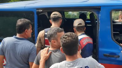 Hatay'da sürücü 'dur' ihtarına uymadı: Araçtan 9 kaçak göçmen çıktı