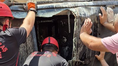 Kahramanmaraş'ta hafif ticari aracın sitenin bahçesine düştü kaza, kamerada