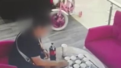 Ankara'da eltisinin içeceğine ilaç koyan kadının görüntüsü güvenlik kamerasına yansıdı