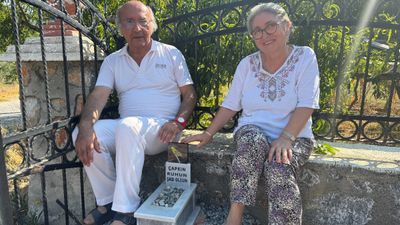 Antalya'da ölen muhabbet kuşu için mermerden mezar yaptılar