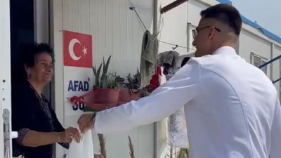 Hatay'da depremzede genç üniversiteden mezun oldu, konteyner kente kurban dağıttı