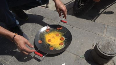 Kilis'te 42 derece sıcaklıkta beton üzerinde sucuklu yumurta pişirdi