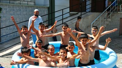 Manisa'da imam cami bahçesine havuz kurdu, çocuklar serinledi