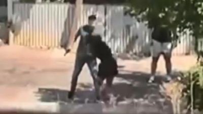 İstanbul'da sokak ortasında kafasına silah dayadığı kadını darbetti