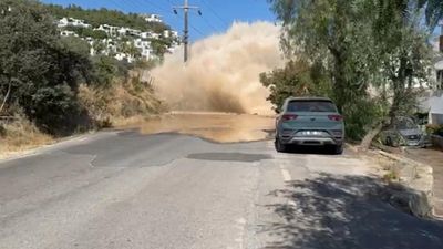 Bodrum'da ana su isale hattı patladı