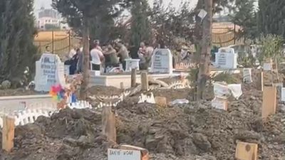 İstanbul'da cenaze töreninde birbirlerine girdiler