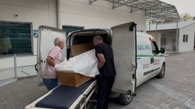 Denizli'de korkutmak için bıçak salladığı arkadaşını öldürdü