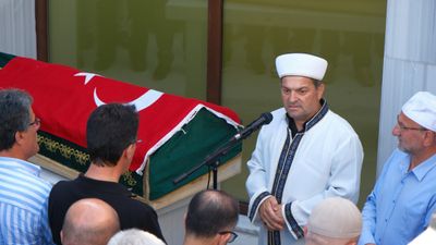 Bursa'da imam babanın en acı görevi: Oğlunun cenazesini kıldırdı