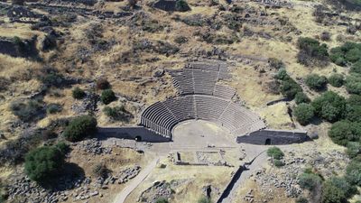 Assos Antik Kenti’nde 2.200 yıllık tiyatro yeniden hayat buluyor