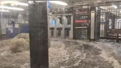 New York'ta şiddetli yağış sonrası metro istasyonlarını su bastı